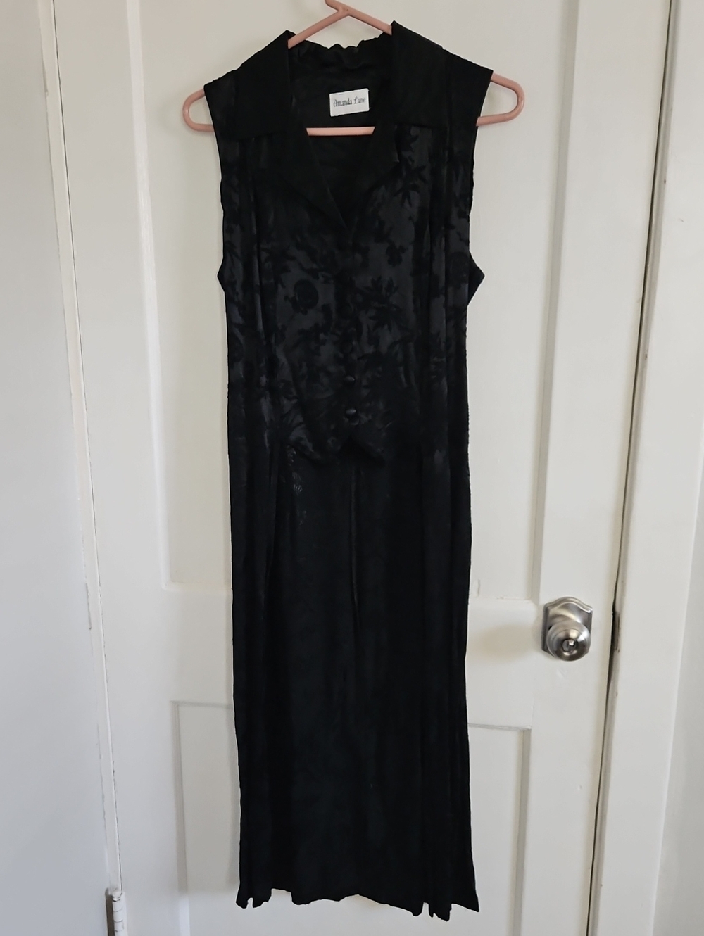 Amanda Lane Black Sleeveless Vest Style Top With Long Back
